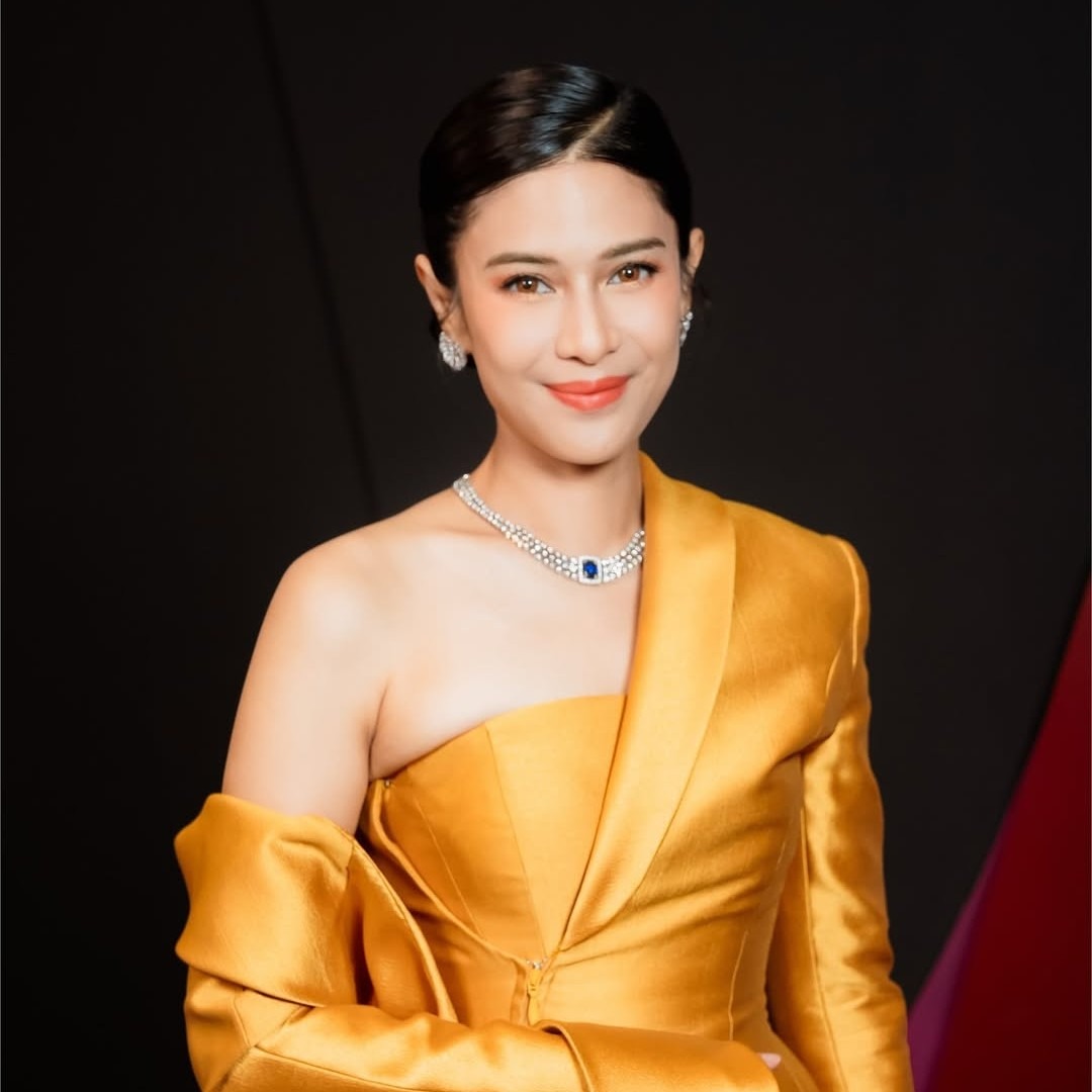 Kemewahan Tampilan Dian Sastro dengan Kalung Berlian MONDIAL