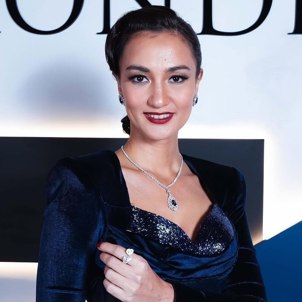 Look Atiqah Hasiholan yang Elegan dengan Diamond Necklace Berhias Safir Biru