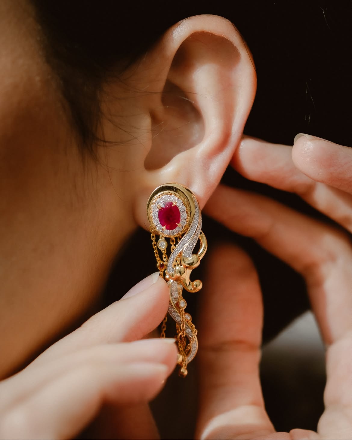 Detail Anting Ruby Merah dan Berlian dari Diamond Jewelry MONDIAL yang Dikenakan Putri Marino