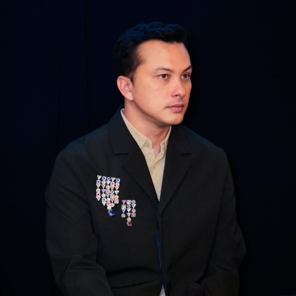 Pesona Nicholas Saputra dengan Styling Brooch dari MONDIAL