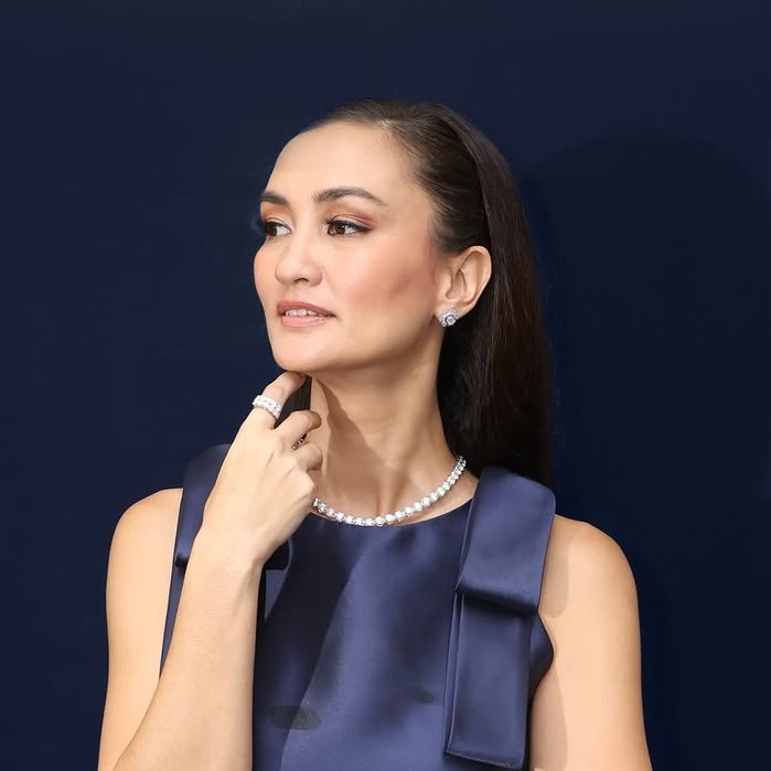 Atiqah Hasiholan Mengenakan Kalung Berlian MONDIAL dengan Tampilan Mewah