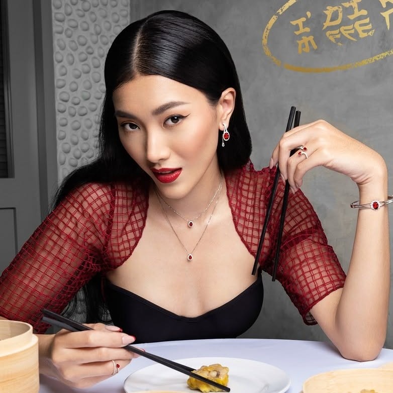 Tampilan Stylish Cropped Jacket dengan Ruby Ring yang Memikat