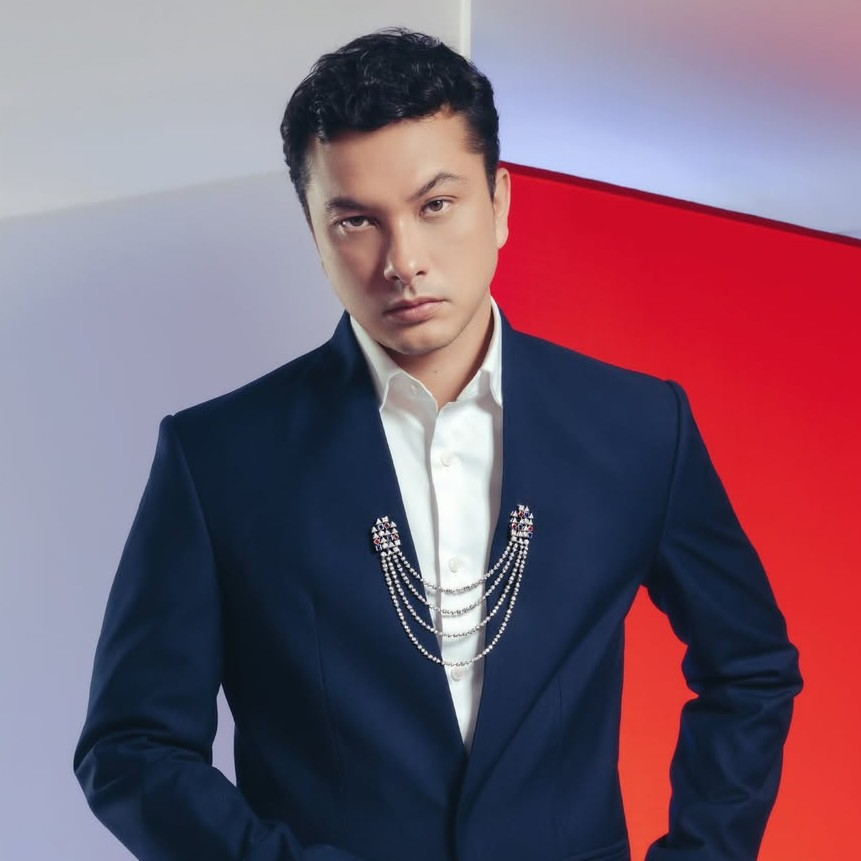 Gaya Nicholas Saputra dengan MONDIAL Brooch