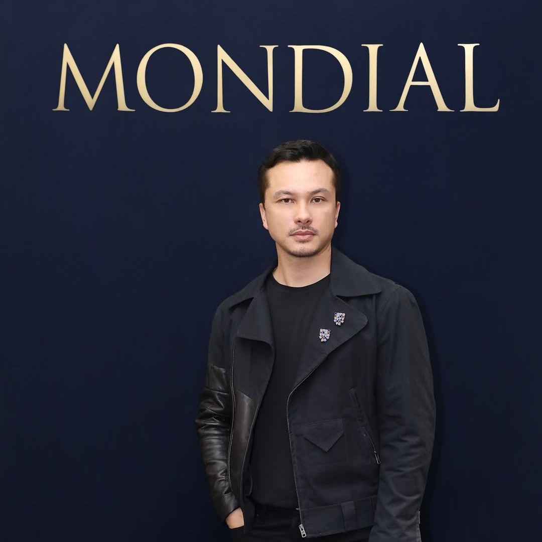 Kemewahan Brooch MONDIAL yang Sempurnakan Outfit Nicholas Saputra