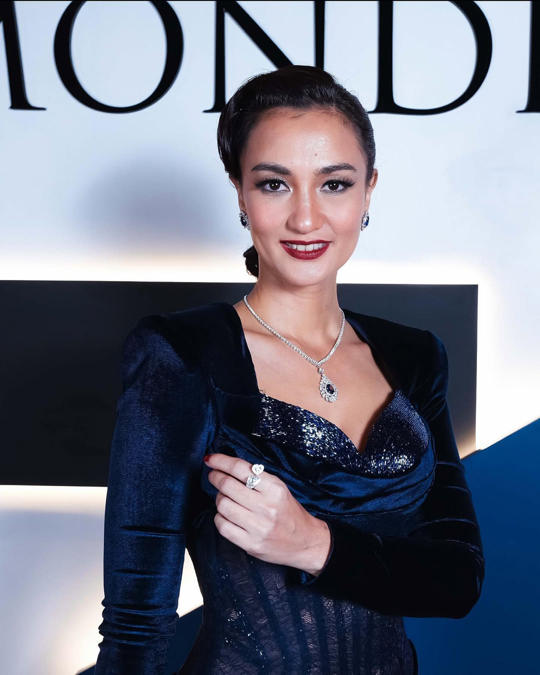 Atiqah Hasiholan Memakai Cincin Berlian di MONDIAL Anniversary