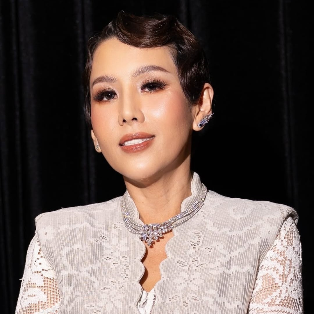 Pancaran Anggun Renita Sari dengan Kalung Berlian MONDIAL