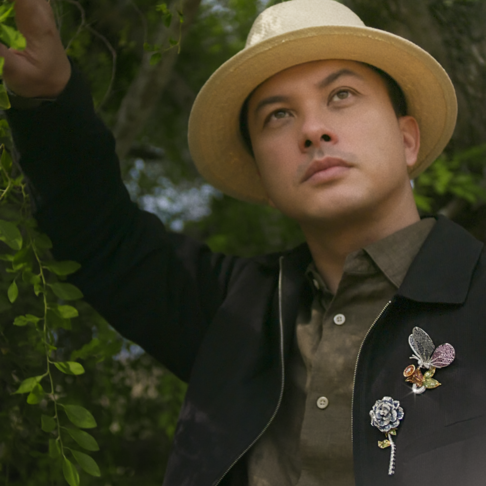 Pesona Nicholas Saputra dengan Brooch dari Luxury Jewelry Brand MONDIAL
