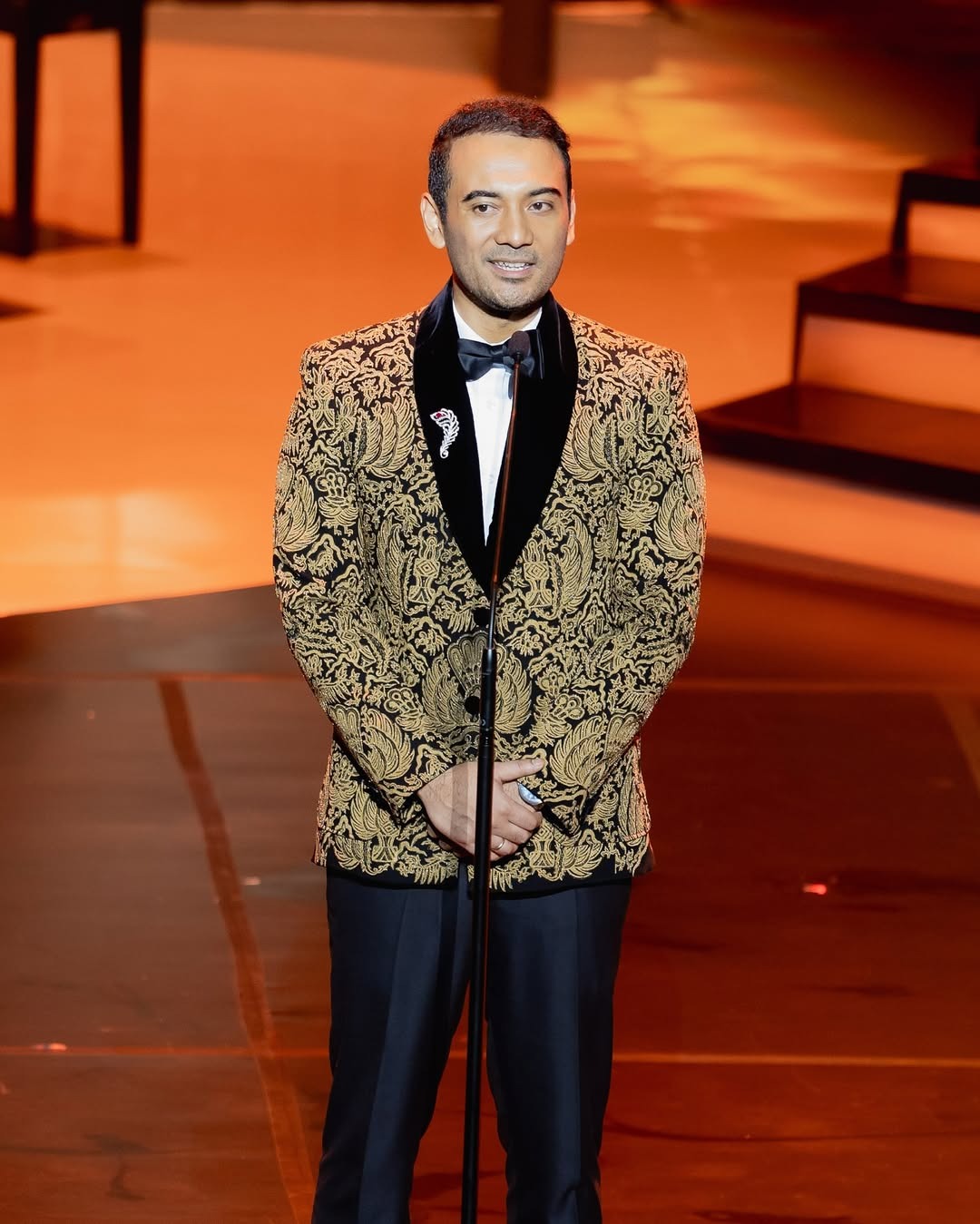 Ario Bayu Tampil Classy dengan Perpaduan Suit dan Diamond Brooch dari MONDIAL