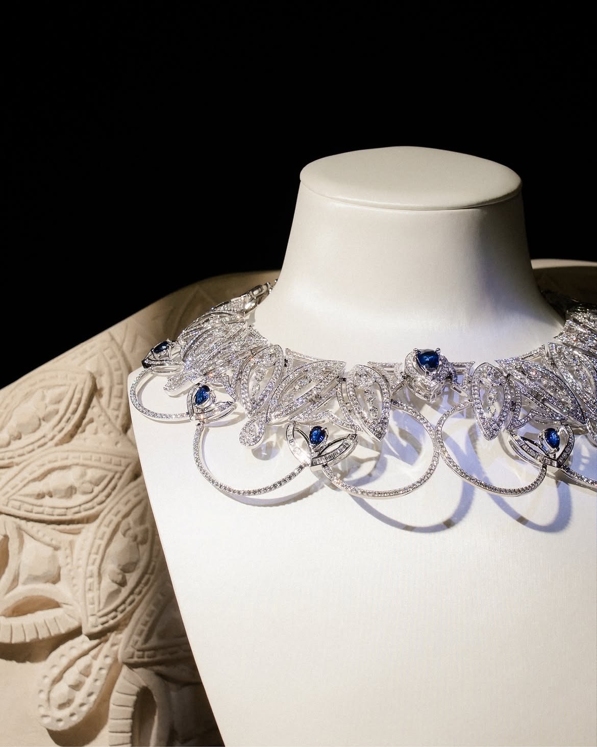 Diamond Necklace MONDIAL Gala dengan Desain Sculptural dan Berlian Luminous