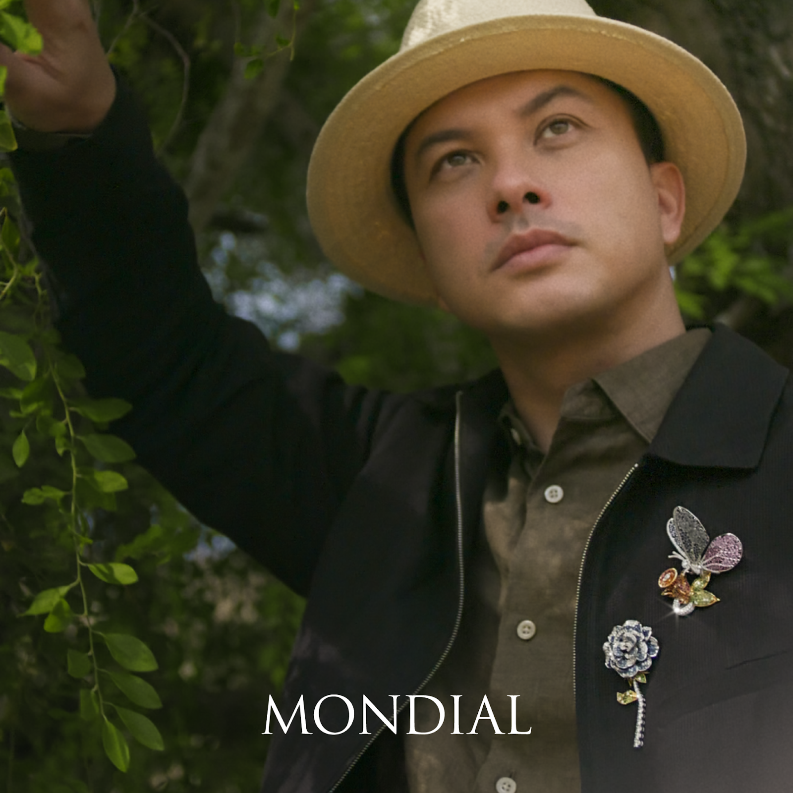 Penampilan Nicholas Saputra dengan Brooch Fancy Cut Diamond MONDIAL
