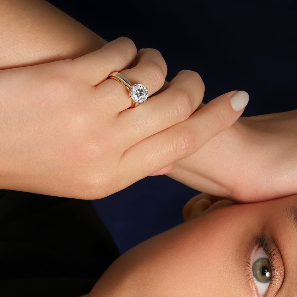 Kilau Cincin Berlian MONDIAL untuk Momen Engagement yang Penuh Makna