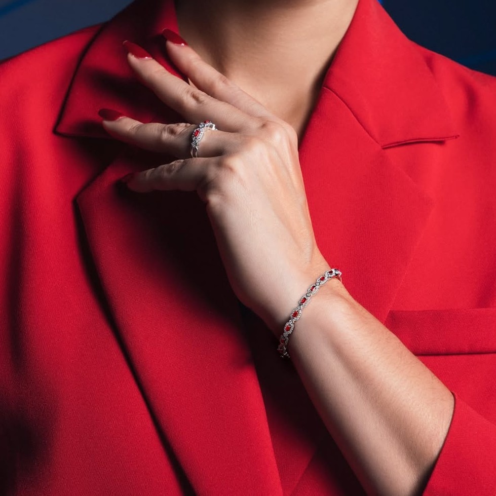 Pesona Ruby Ring yang Berpadu dengan Blazer Suit