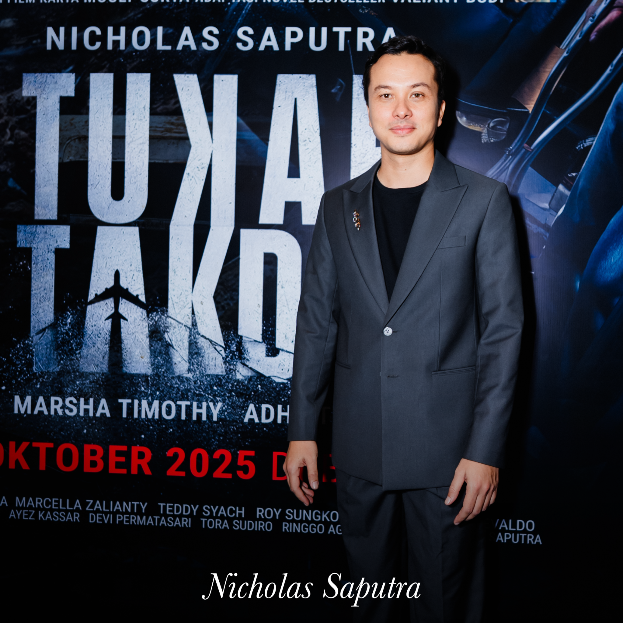 Nicholas Saputra Memakai Brooch Berlian Elegan di Premiere Film Tukar Takdir