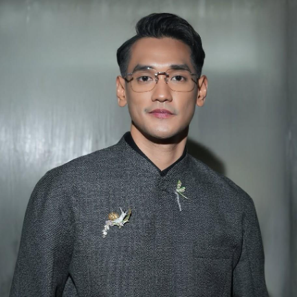 Pesona Afgan dengan Brooch MONDIAL yang Memiliki Desain Unik