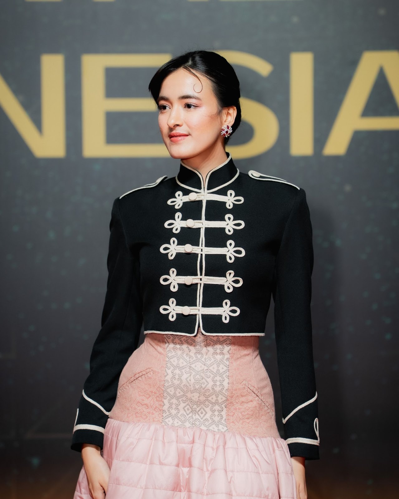 Perhiasan MONDIAL yang Dikenakan Mawar Eva de Jongh yang memikat di FFI 2025