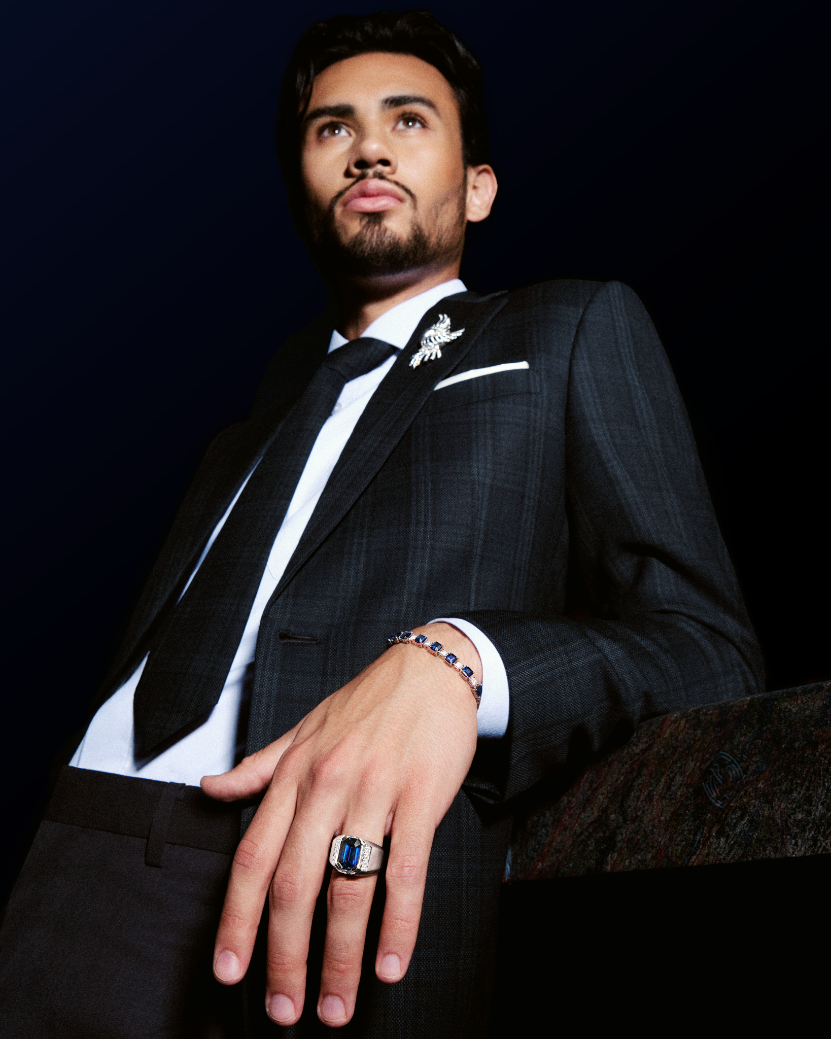 Precious Stone Blue Sapphire pada Perhiasan MONDIAL yang Dikenakan Nathan