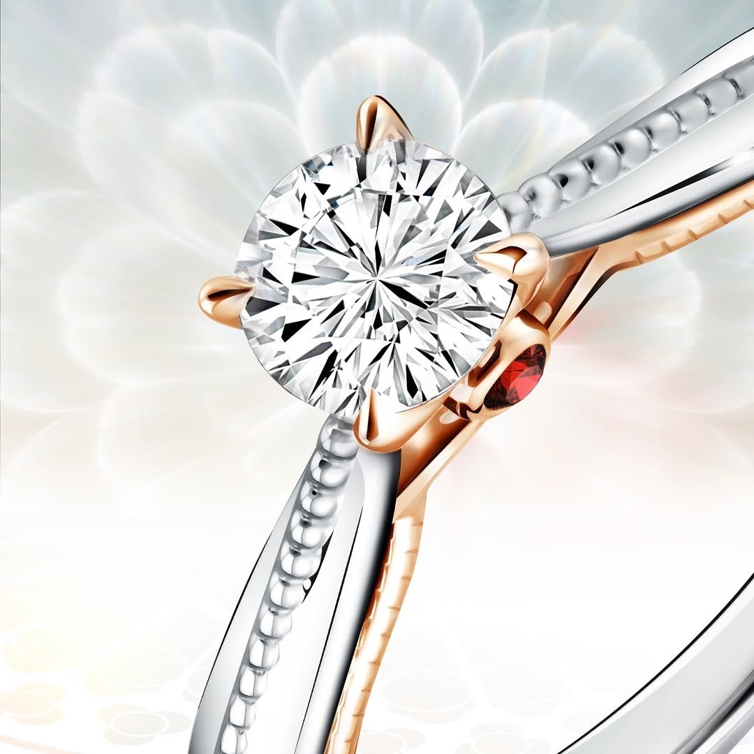 Signature Rosette Pattern dan Ruby pada Cincin Wanita Brilliant Rose