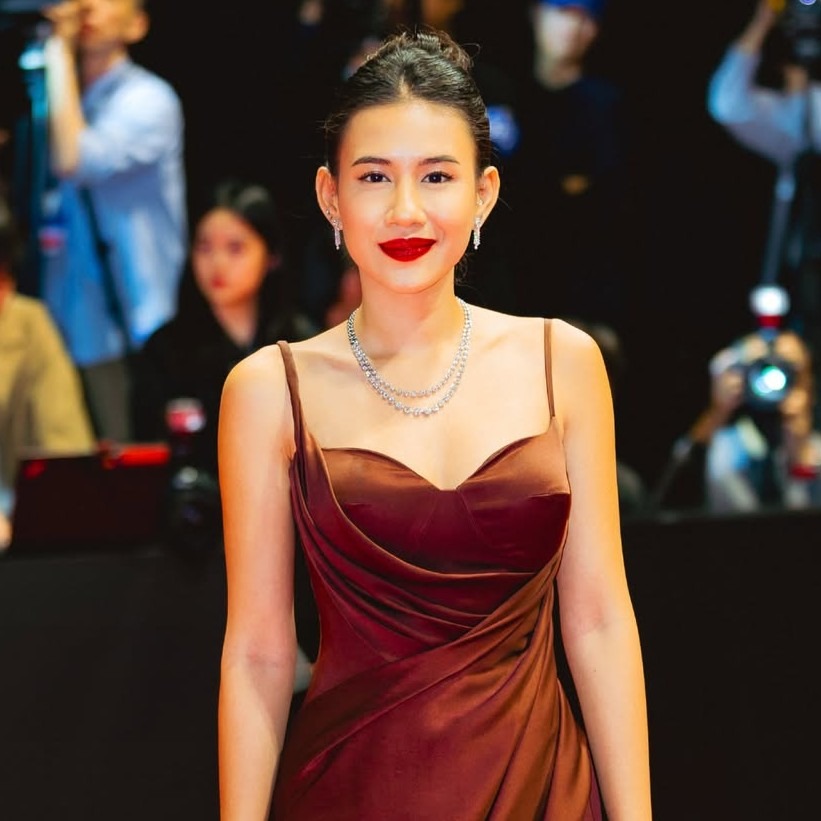 Pesona Shenina dengan Diamond Necklace MONDIAL