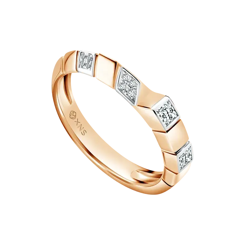 Arc Ladies Ring MONDIAL dengan Princess Cut Diamond dan Desain Lengkung Modern