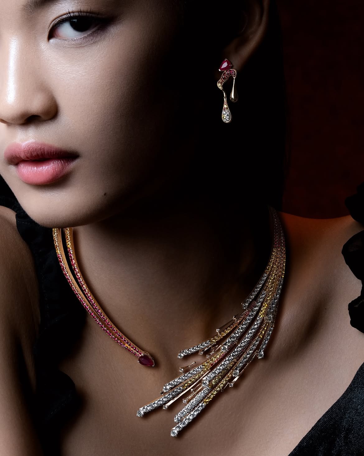 Styling Diamond Earrings dan Precious Stone MONDIAL Precious Fire untuk Personal Style