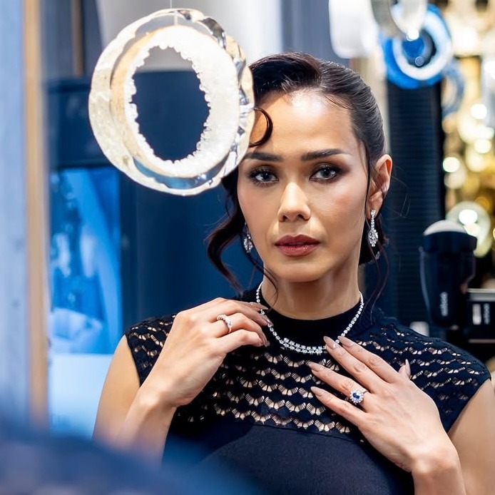 Adinia Wirasti Memakai Kalung Berlian MONDIAL sebagai Statement Jewelry