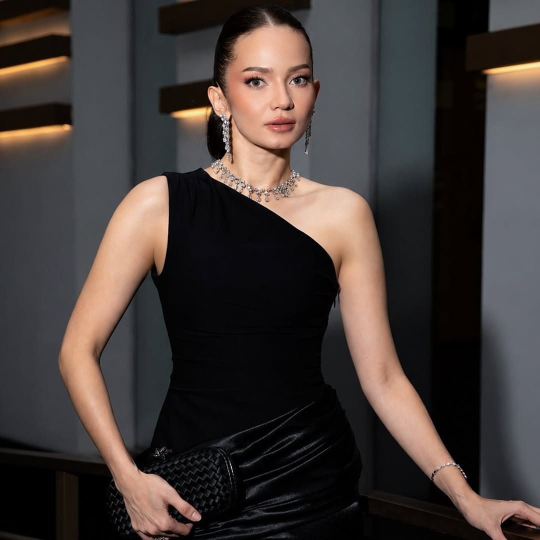 Pesona Memukau Enzy Storia dengan Memakai Diamond Jewelry MONDIAL