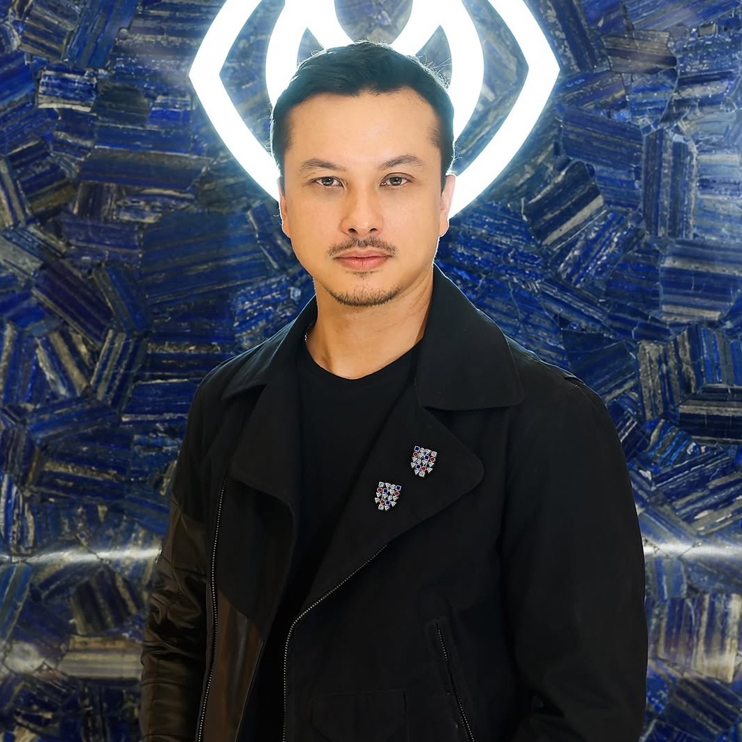 Nicholas Saputra dengan Brooch Men's Jewelry MONDIAL Precious