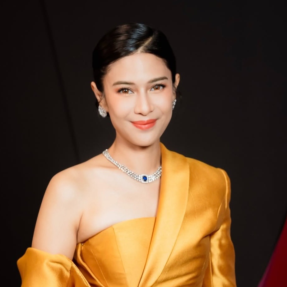 Dian Sastro Tampil Anggun dengan Kalung Berlian MONDIAL