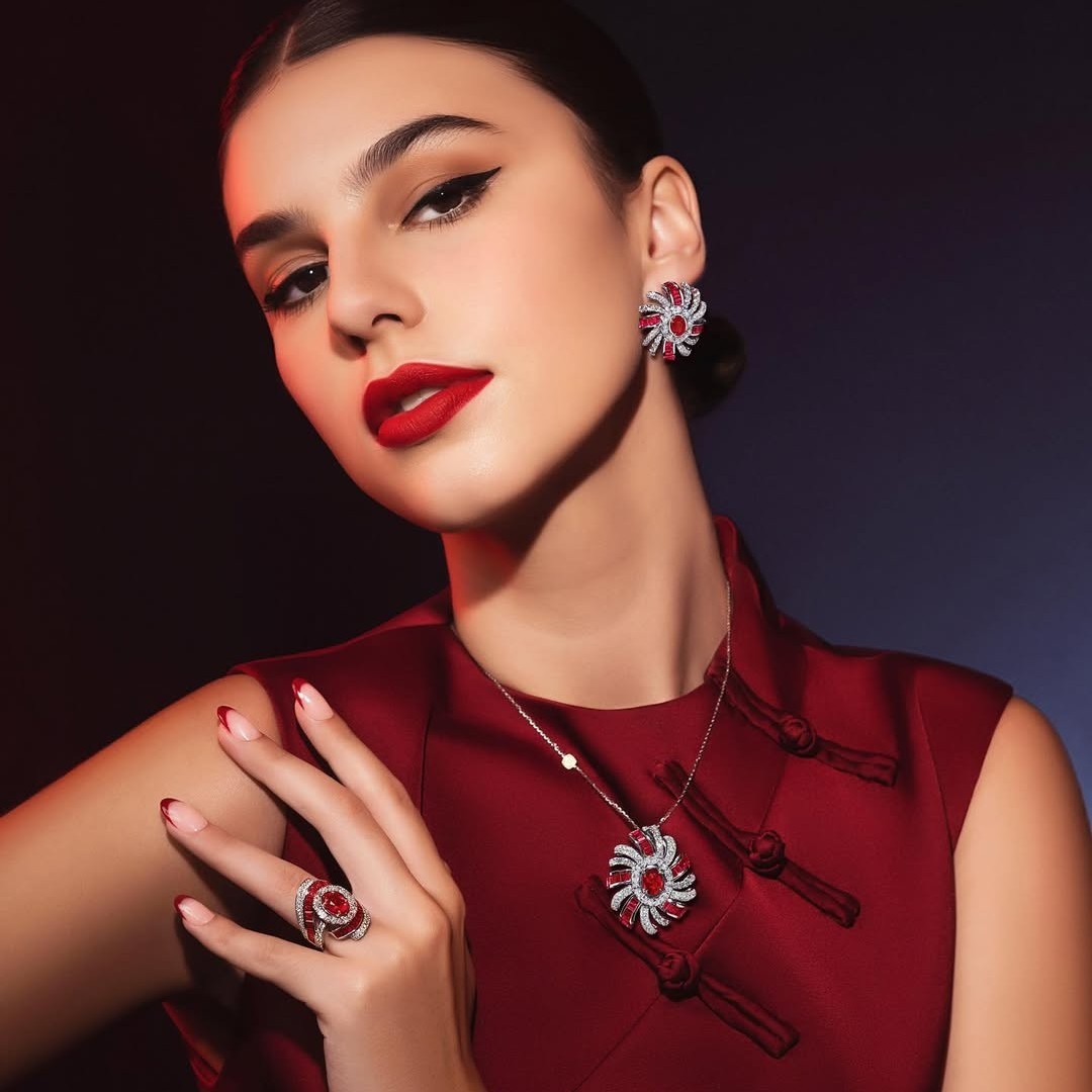 Tampil Manis dengan Traditional Cheongsam dan Ruby Jewelries