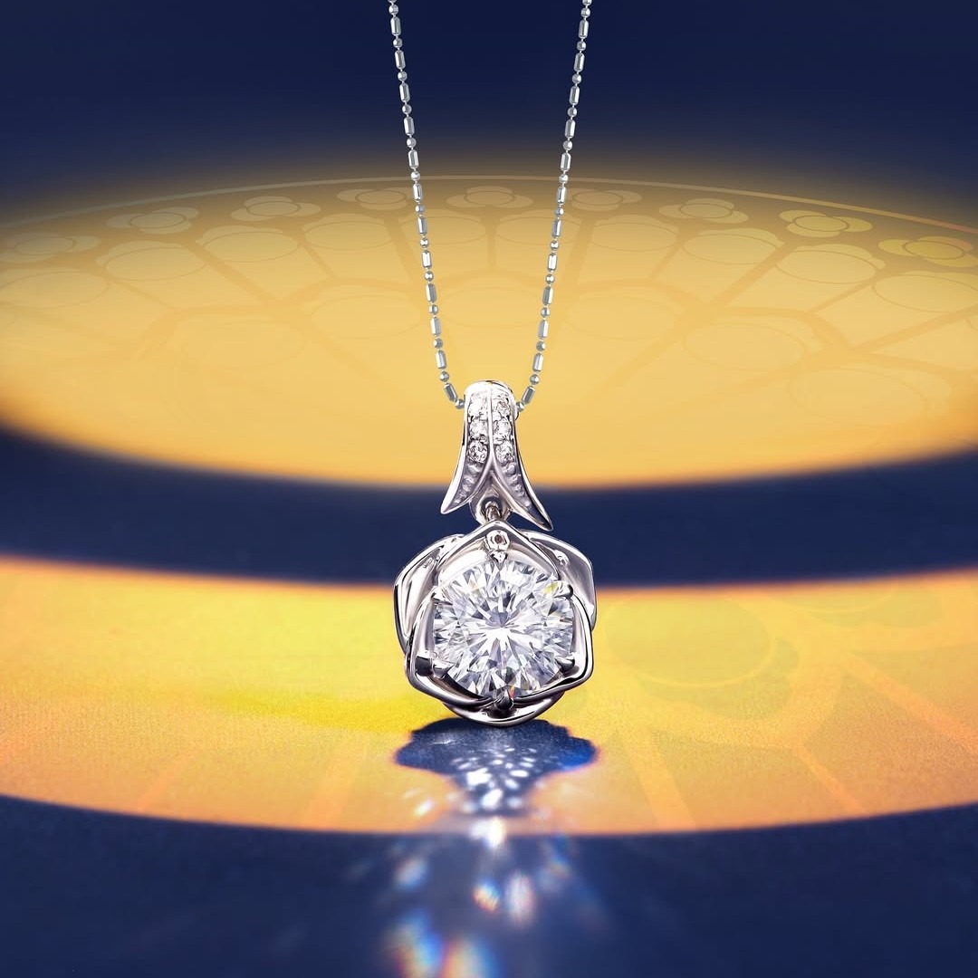 Perhiasan Brilliant Rose dengan Alluvial Diamond dari Namibia yang Langka dan Istimewa