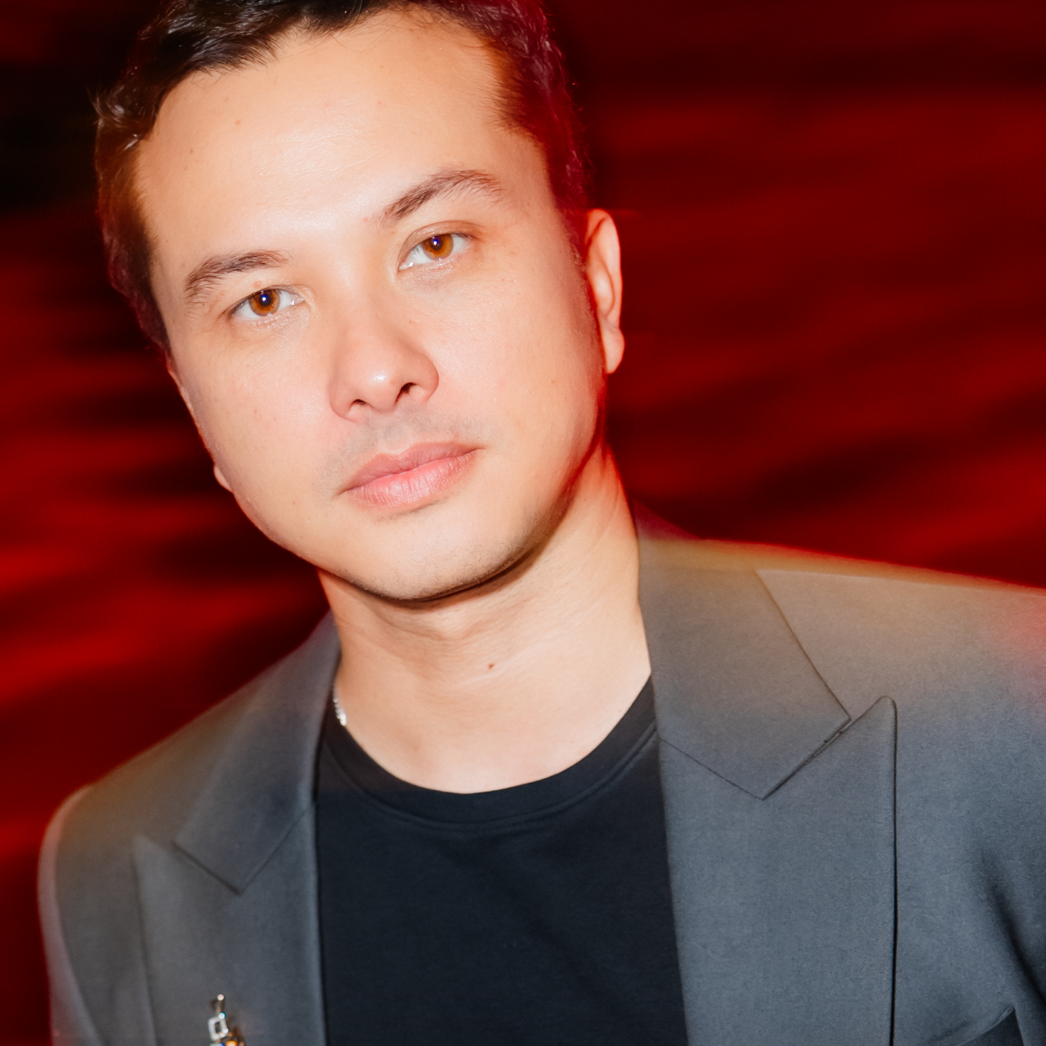 Tampilan Nicholas Saputra dengan Brooch Berlian Mewah Saat Pemutaran Tukar Takdir