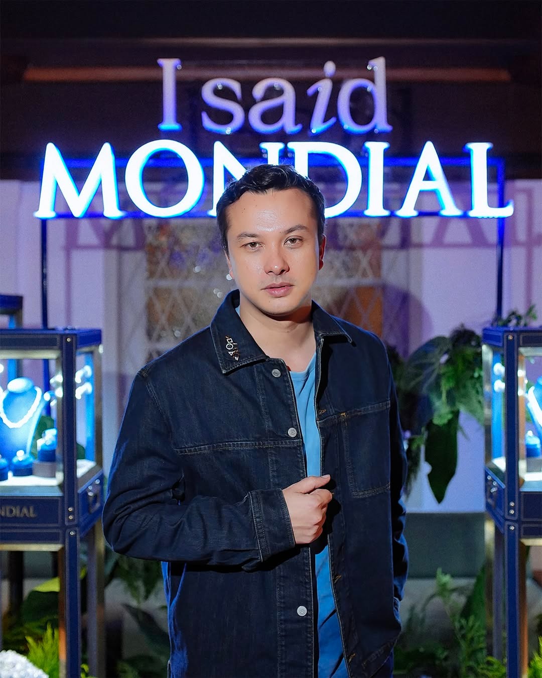 Brooch yang Memiliki Desain Unik dari MONDIAL yang Dipakai Nicholas Saputra