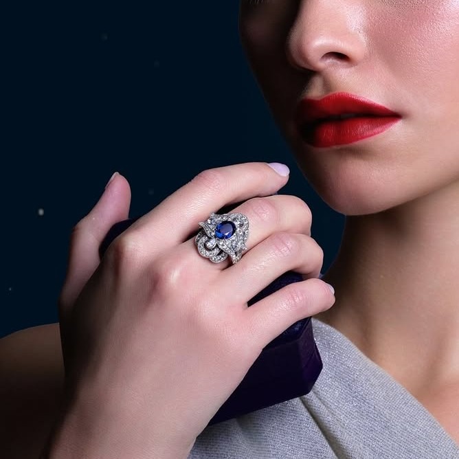 Blue Sapphire Jadi Simbol Cinta yang Elegan