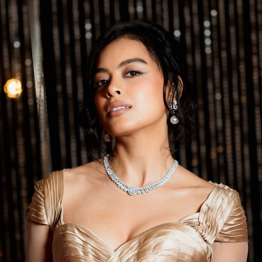 Eva Celia Mengenakan Kalung Berlian MONDIAL dengan Dress Neckline Sweetheart