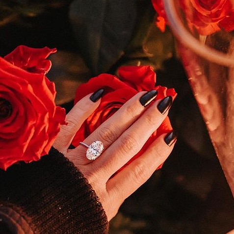 Keindahan Oval Cut Diamond On A Slim Band