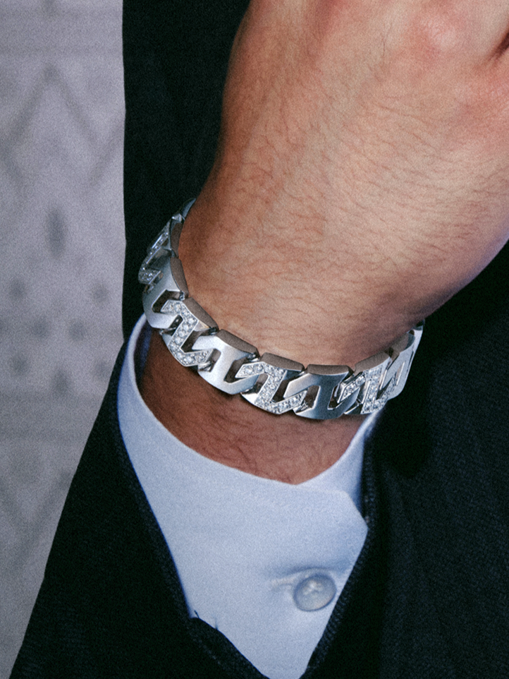 Nathan dengan Gelang Pria Berhiaskan Berlian untuk Melengkapi Tampilan Formal dan Modern