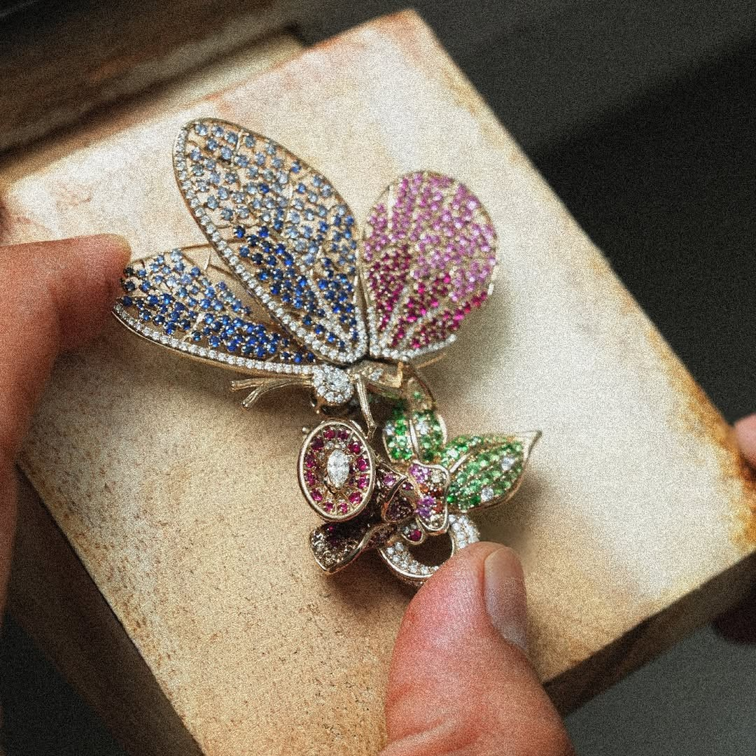 Koleksi Fantasy Brooch Dipakai Nicholas Saputra dari Luxury Jewelry Brand MONDIAL