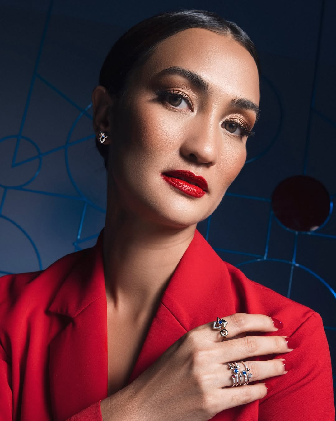 Atiqah Hasiholan Begitu Elegan dengan Kilau Cincin Berlian dari MONDIAL