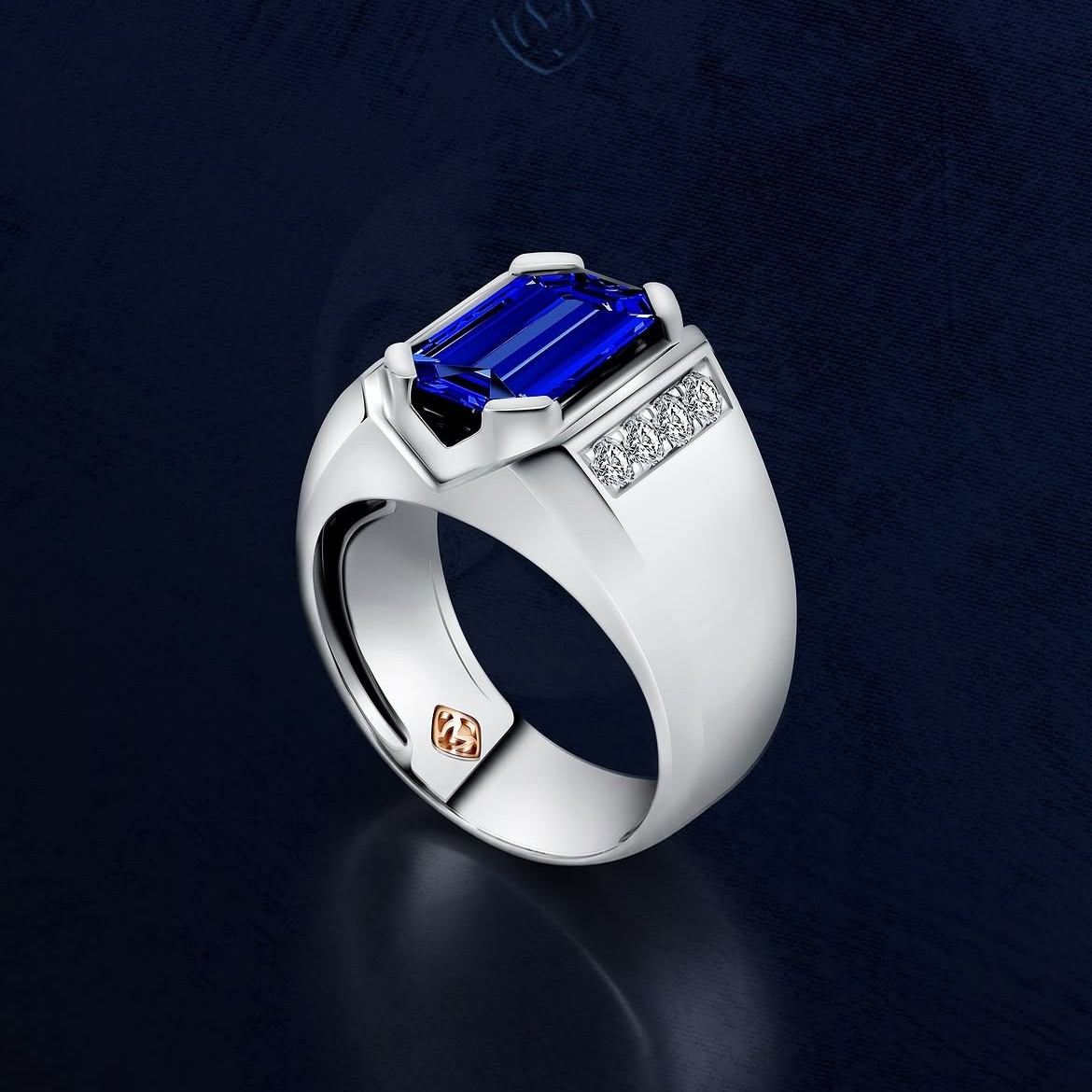 Cincin Blue Sapphire MONDIAL dengan Desain Elegan untuk Gaya Formal Pria