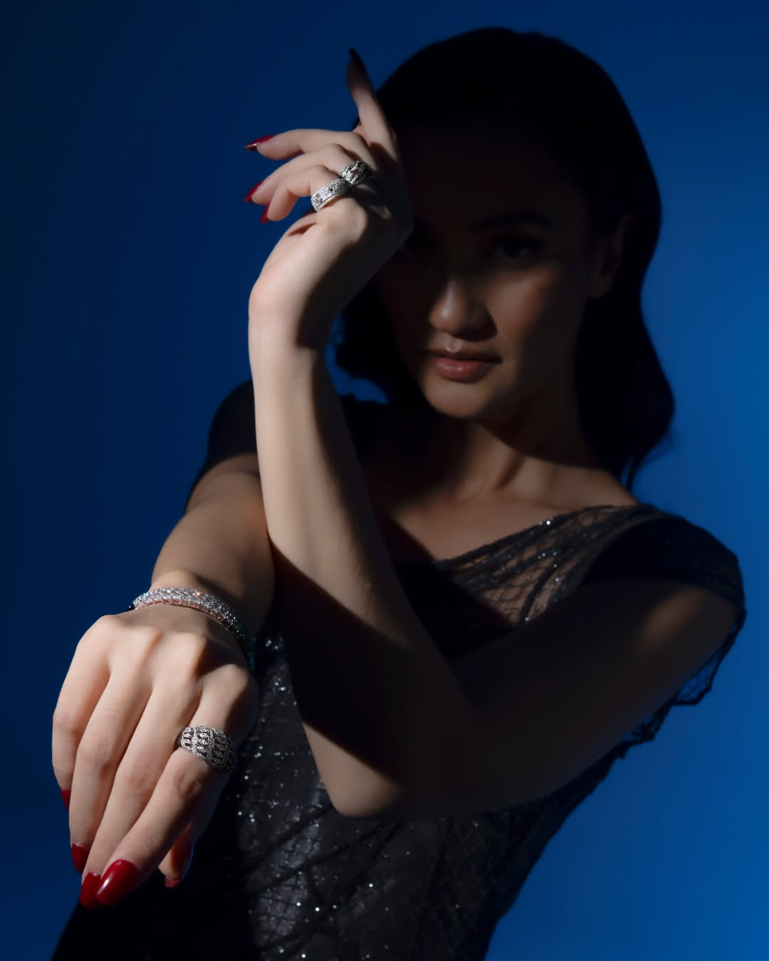 Tampil Glamor dengan Cincin berlian MONDIAL ala Atiqah Hasiholan