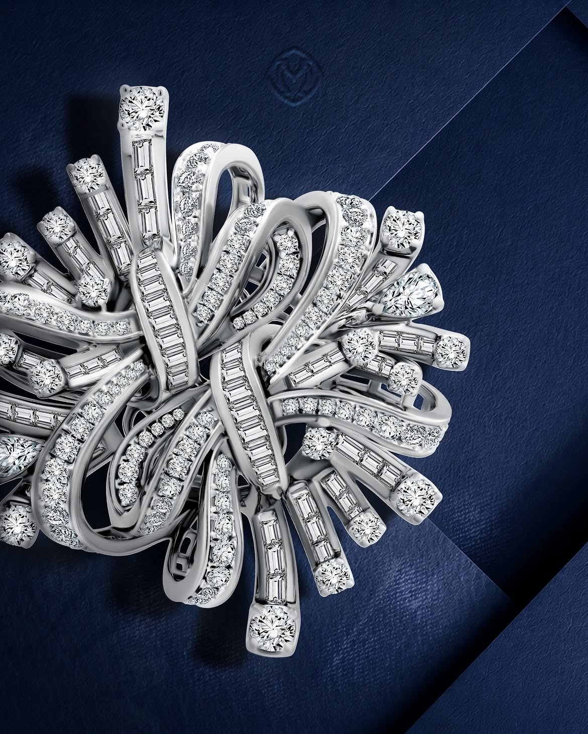 Kilau Brooch Berlian dari Koleksi Perhiasan MONDIAL