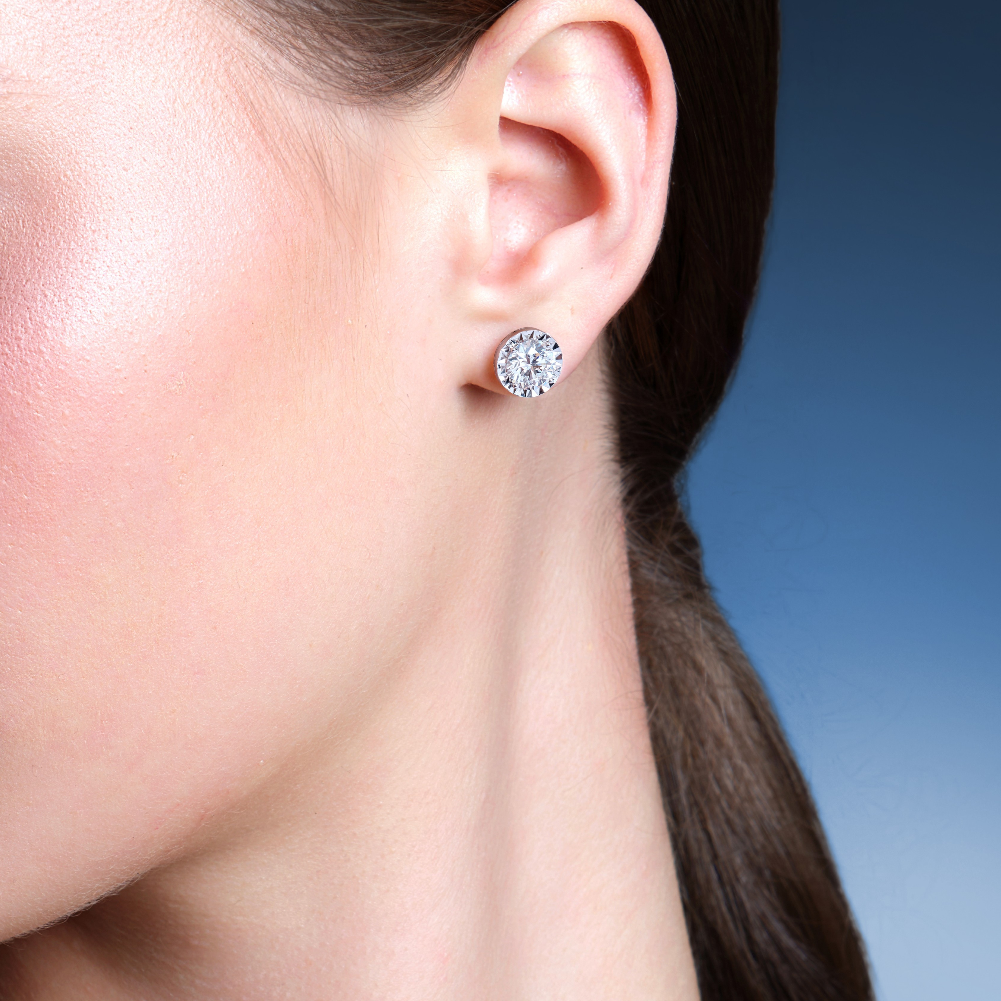 Diamond Earrings Minimalis dan Memukau dari MONDIAL Untuk Tampilan Menarik di Acara Pernikahan
