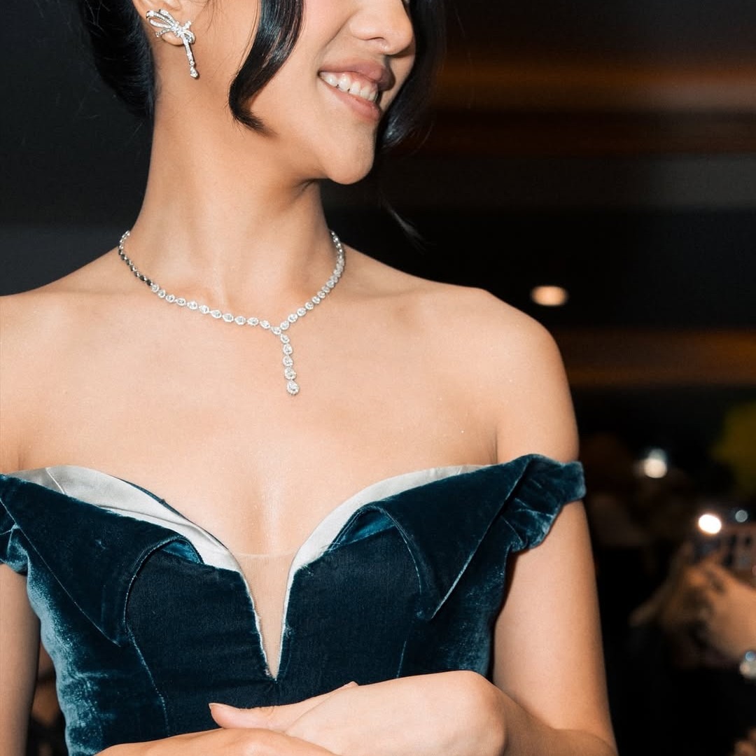 Penampilan Anya Geraldine dengan Pesona Perhiasan Bentuk Diamond Fancy MONDIAL