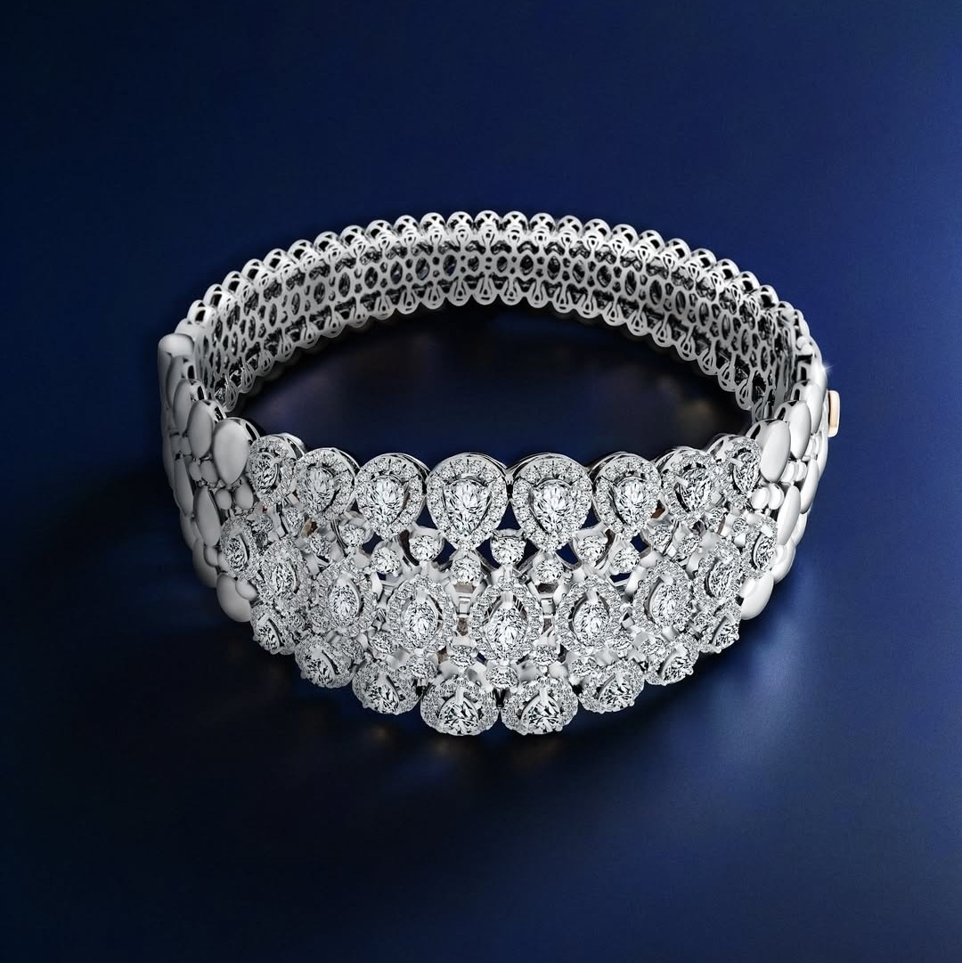 Kilau Gelang Bangle dengan Tatahan Berlian Begitu Sempurna untuk Holiday Gift