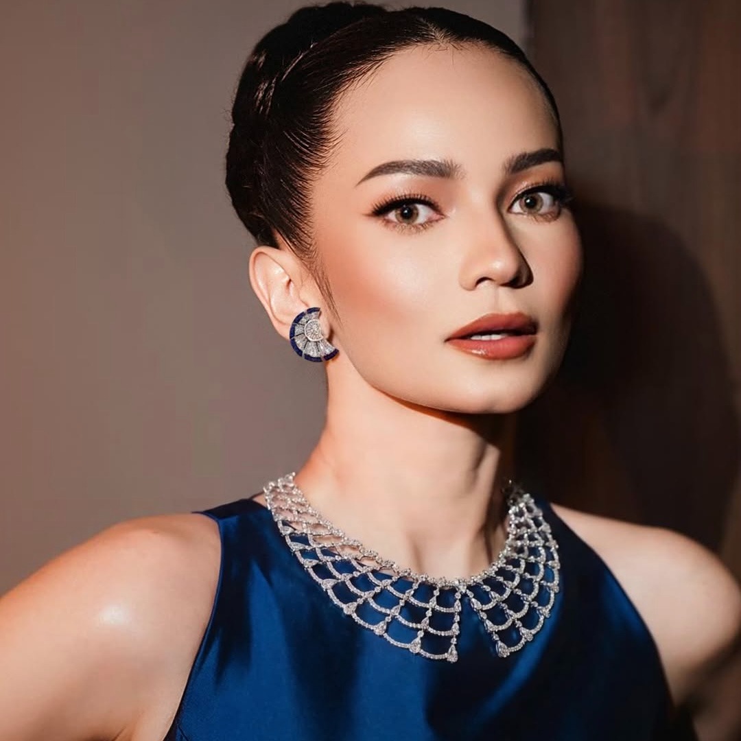 Enzy Storia Tampil Elegan dengan Kalung Berlian MONDIAL yang Artistik