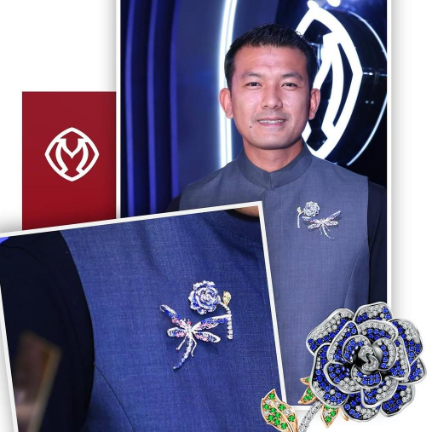 Rio Dewanto dengan Brooch dari MONDIAL Fantasy