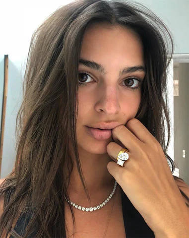Diamond Engagement Ring Ikonik yang Dikenakan Emily Ratajkowski