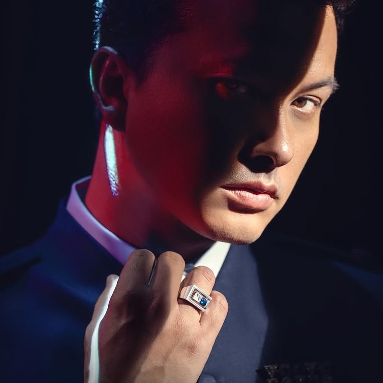 Tampil Standout dengan Cincin Memikat yang Memadukan Berlian dan Safir