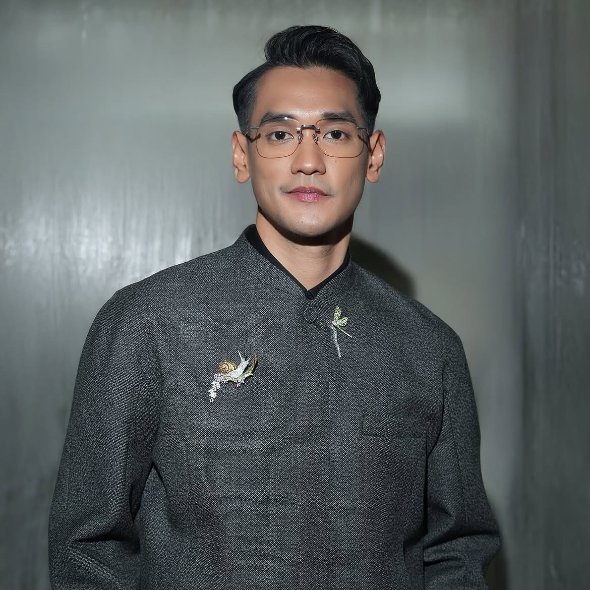 Afgan di AMI Awards 2025 dengan Men's Jewelry MONDIAL Fantasy Brooch