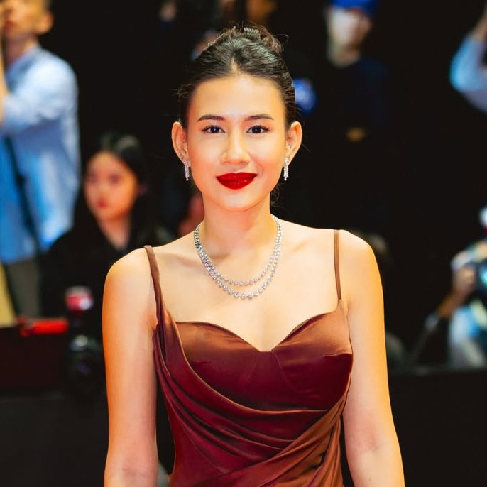 Pesona Shenina Pakai Anting Berlian MONDIAL yang Mewah